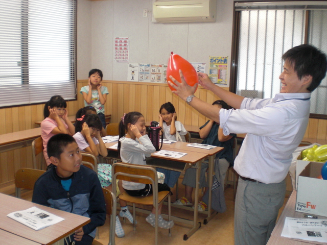 小学生イベント「バルーンアートに挑戦！」（学習塾トーゼミ 高坂校）